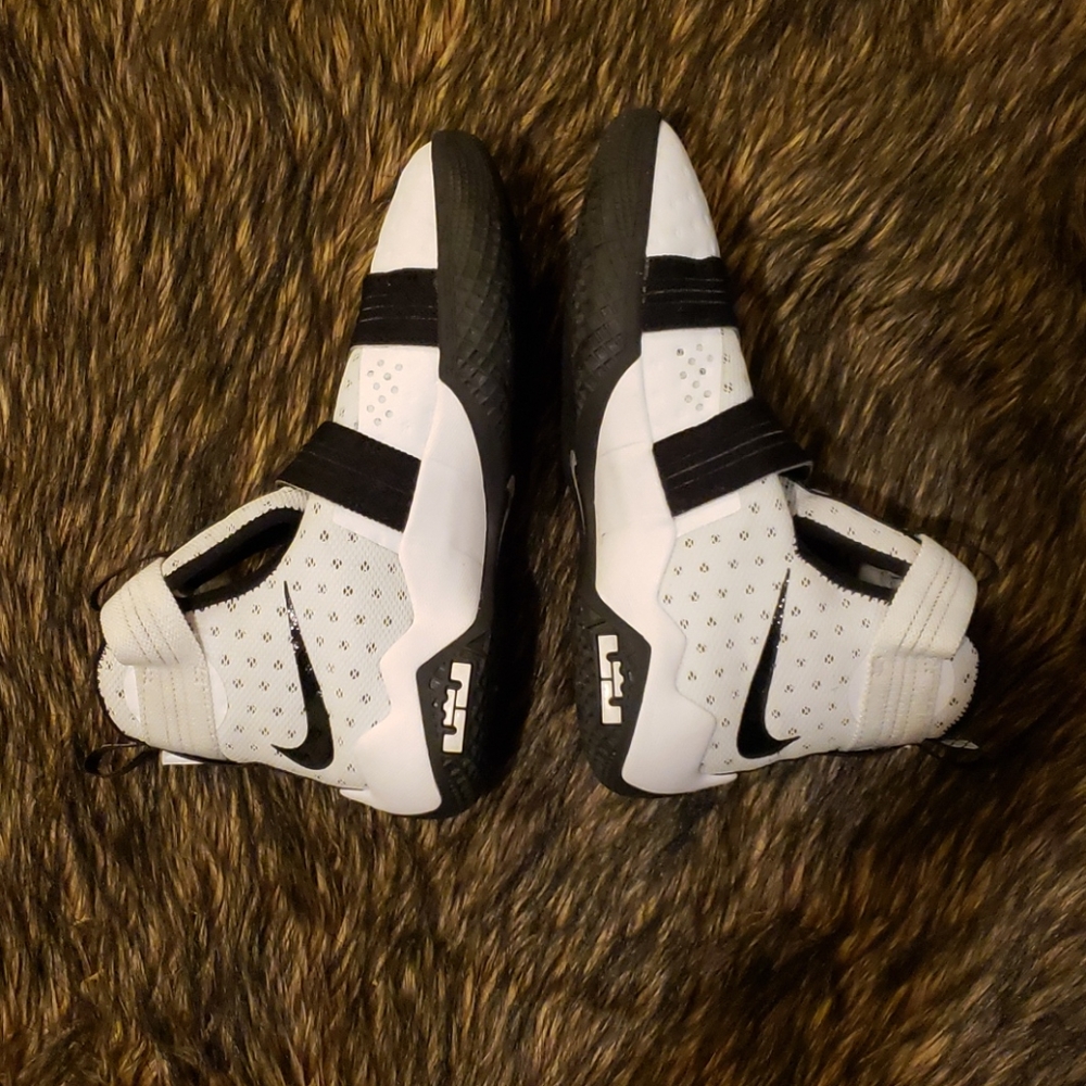 Lebron James Solider Sneakers - Picture 5 of 6